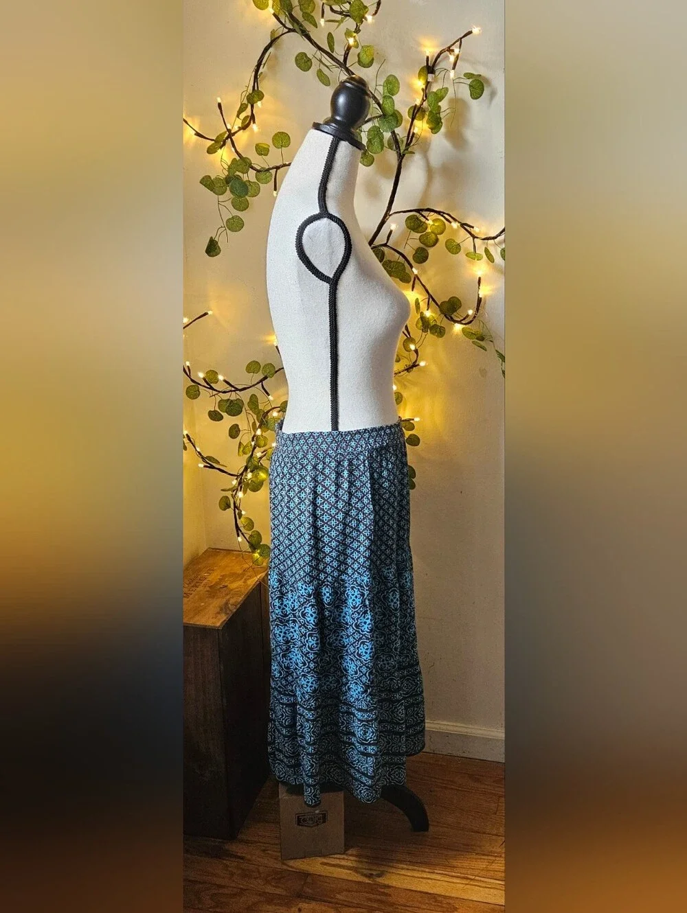 Vintage Sag Harbor petite medium tiered skirt featuring an intricate geometric a